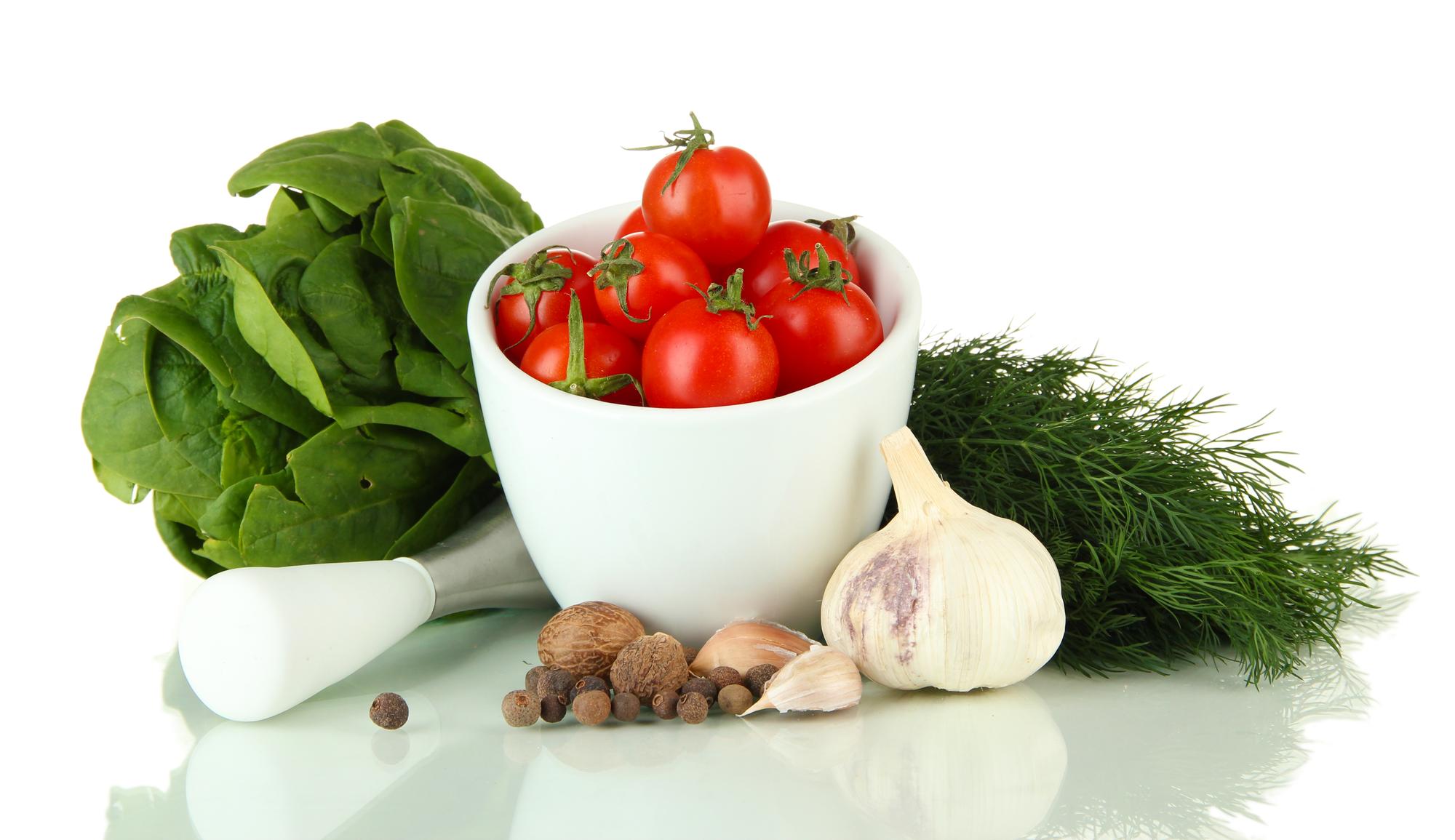 Ingredienti freschi su piano di lavoro